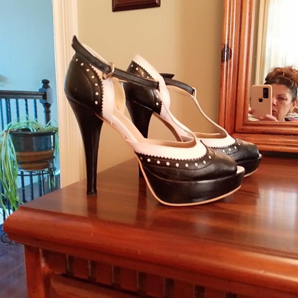 Hand Made in Italy black/White Rondine Sandals - Picture 1 of 2